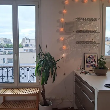 Bright With View Of The Eiffel Tower Parigi